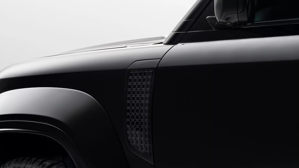 Land Rover Defender Octa Black