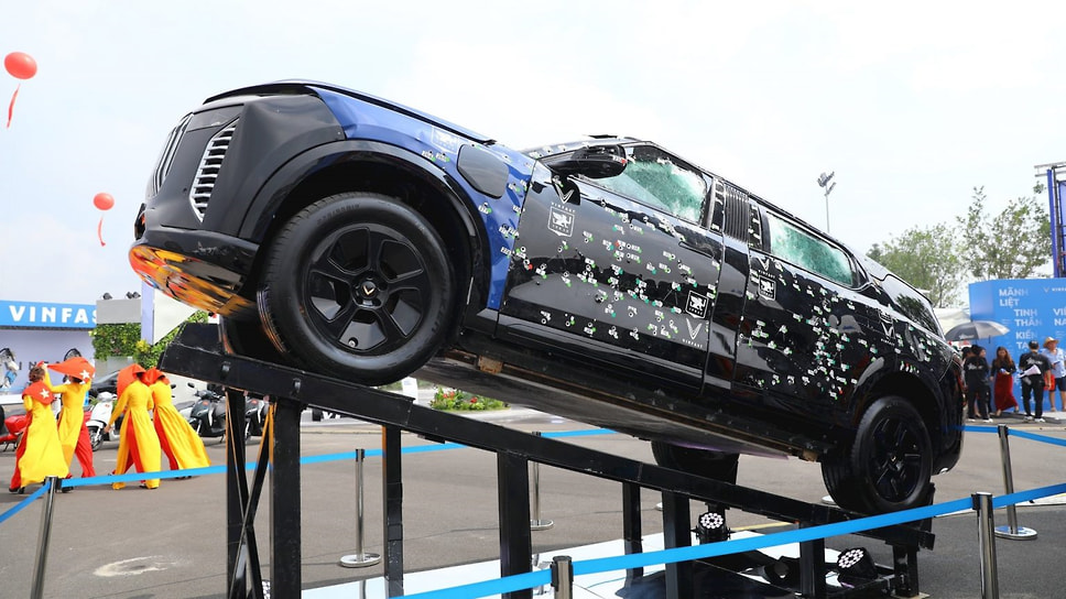 VinFast Lac Hong 900 LX