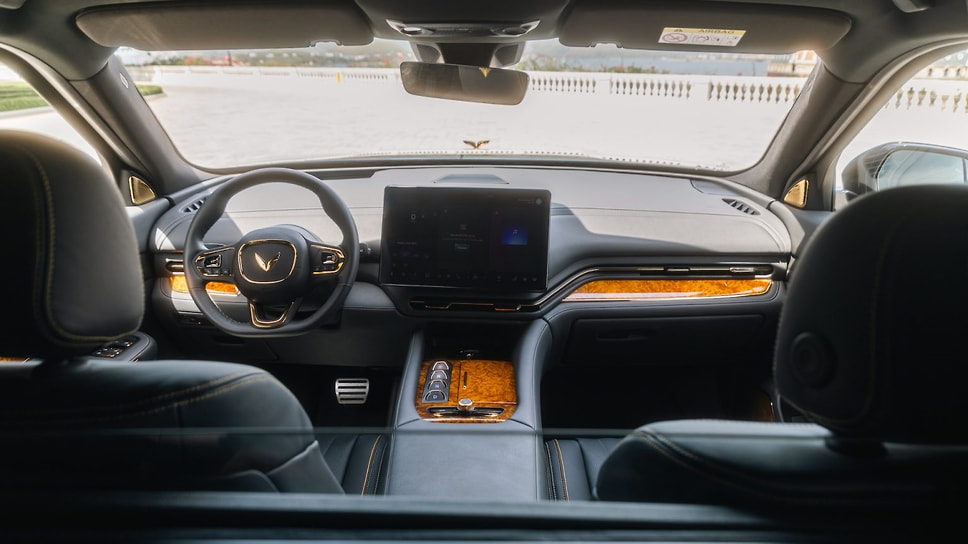 VinFast Lac Hong 900 LX