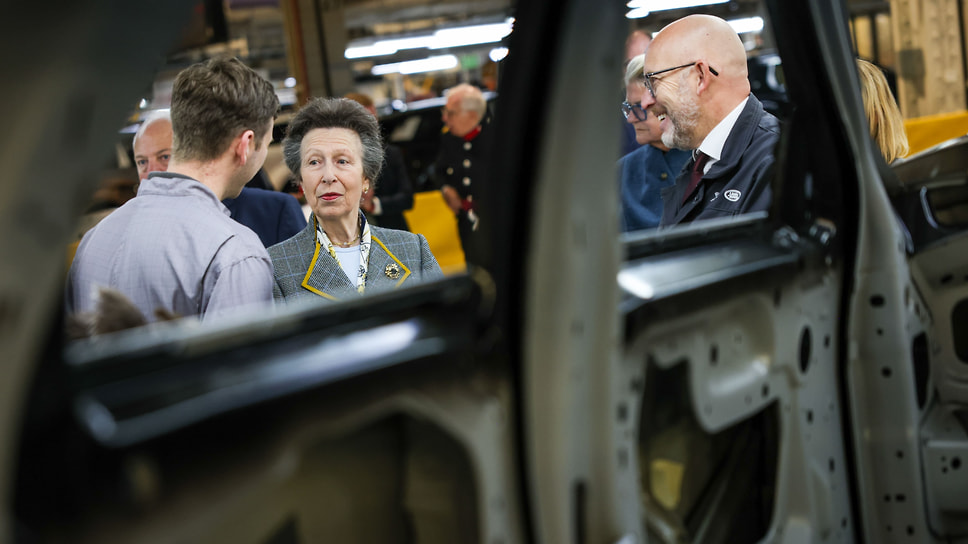 Ее Королевское Высочество принцесса Анна посетила завод Jaguar Land Rover, расположенный в Хейлвуде, Мерсисайд, Великобритания, чтобы отметить 60-летие производства автомобилей на этом предприятии