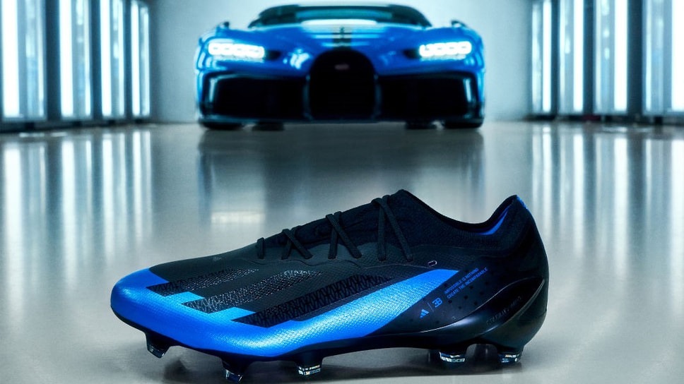 Bugatti и Adidas презентовали разработанные совместными усилиями футбольные бутсы, которые по замыслу должны обеспечить на газоне такую же скорость и маневренность, на какие способен гиперкар на асфальте