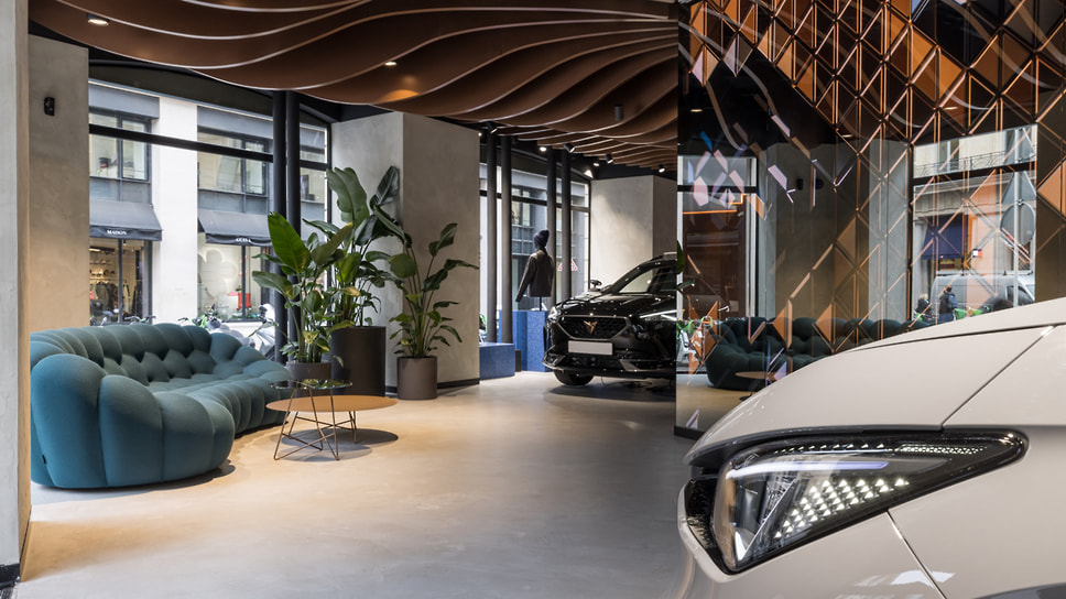 В Париже на бульваре Мадлен открылся особый шоу-рум марки Cupra— Cupra City Garage. Это уже восьмой по счету «городской гараж» бренда, открытие французского филиала последовало за недавним открытием Cupra City Garage в Берлине, а следующий «гараж» откроется в Мадриде в начале 2024 года
