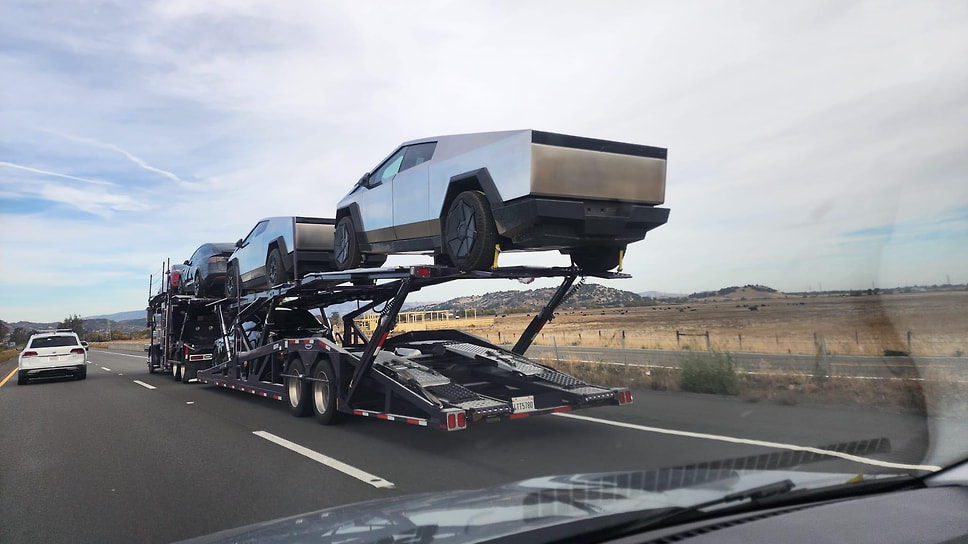 Tesla Cybertruck везут на автовозе недалеко от Сан-Франциско, чтобы успеть доставить в шоурум бренда до начала Черной пятницы