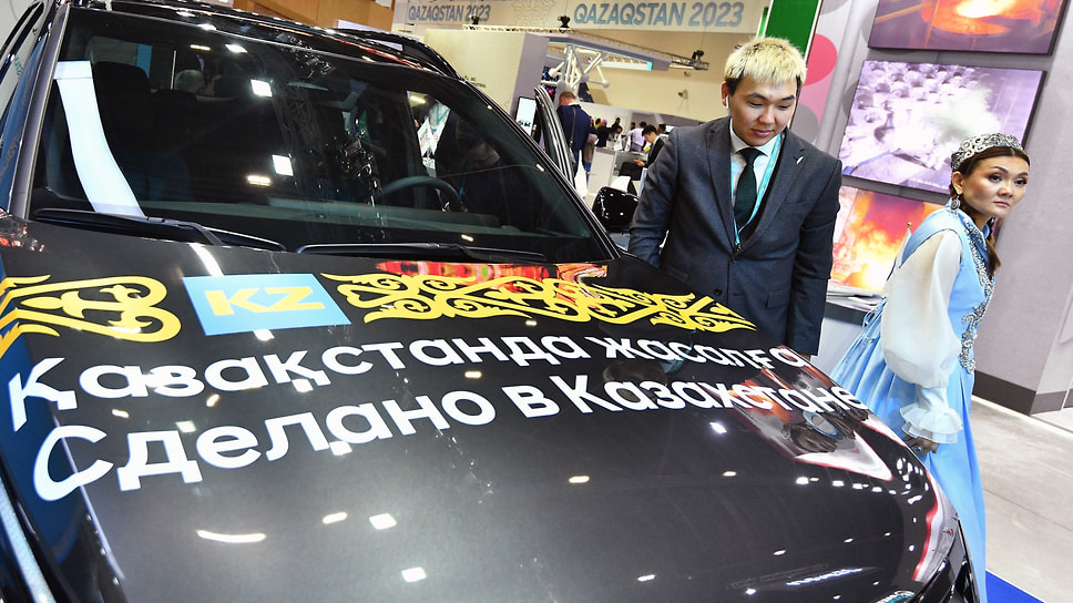 Автомобиль с надписью на капоте «Сделано в Казахстане» на выставке «Иннопром. Казахстан» в Астане 