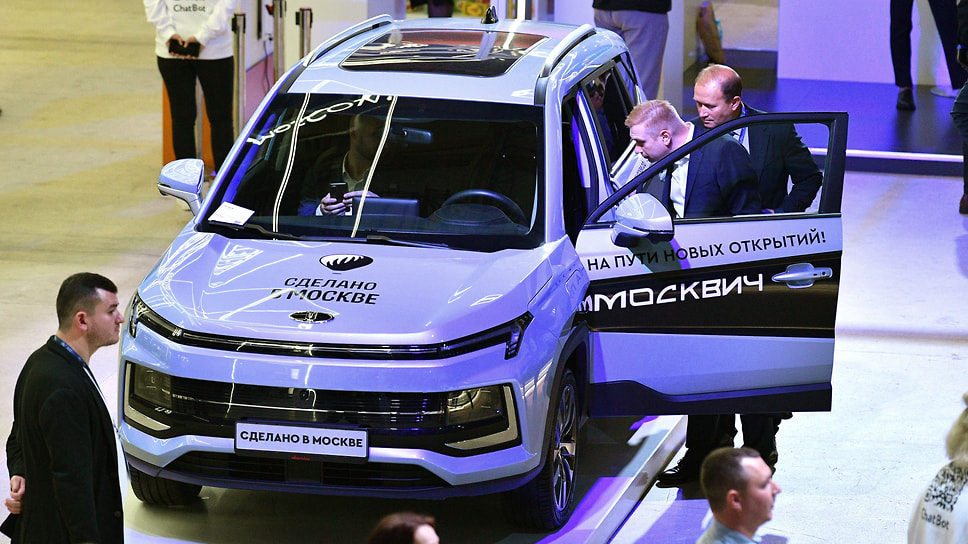Автомобиль «Москвич» с надписью на капоте «Сделано в России» во время одноименного экспортного форума в Москве 