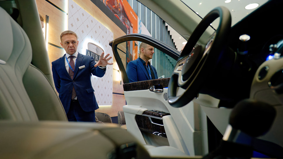 Руководитель направления Aurus Панавто Александр Михайлов у седана Aurus Senat на выставочной площадке Петербургского международного газового форума
