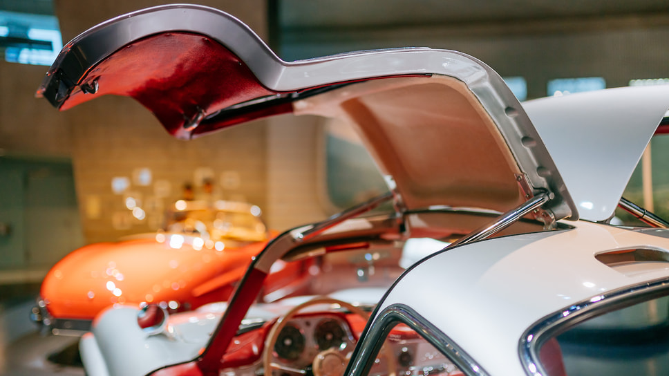 Mercedes-Benz 300 SL Gullwing в музее Mercedes-Benz в Штутгарте. Автомобиль экспонируется в зале «Послевоенное чудо — форма и разнообразие»