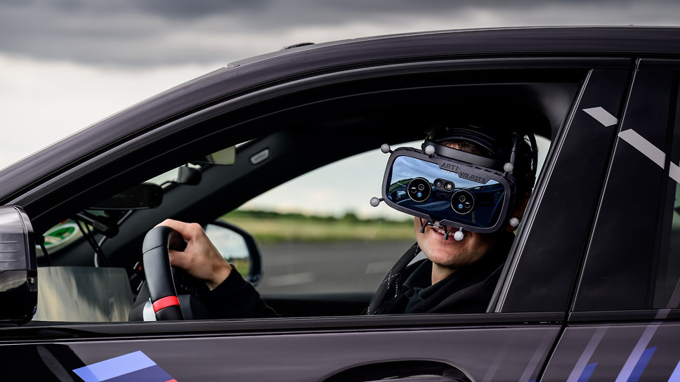 Водитель в очках BMW M Mixed Reality, комплекса устройств и программ, призванных устранить границы между физическим и виртуальным мирами