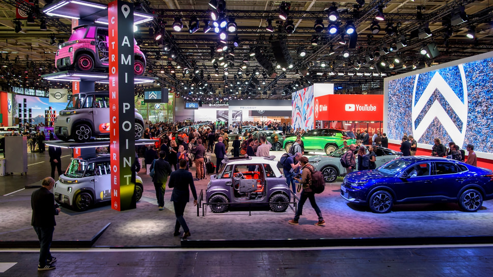 В Париже состоялся автосалон. Стенд марки Citroen на этой выставке.
