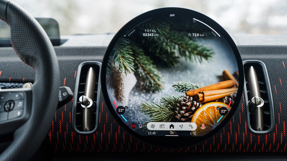 Рождественская тема на мультимедийном экране автомобиля марки MINI