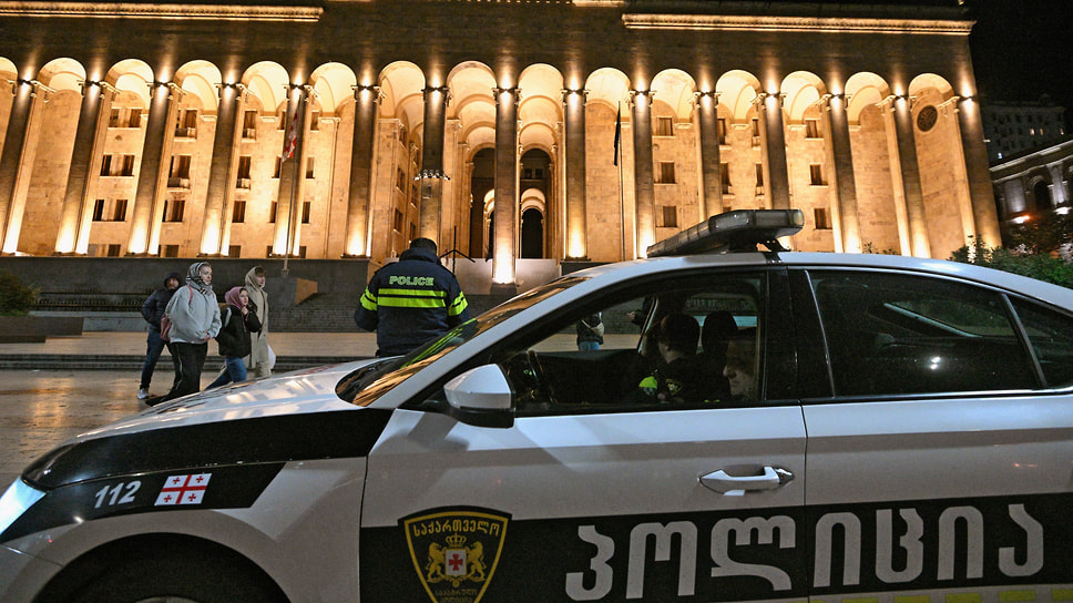 Автомобиль полиции на площади у здания парламента Грузии во время проведения парламентских выборов