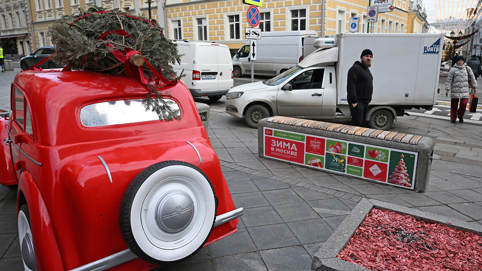 Автомобиль на перекрестке улиц Большая Дмитровка, Кузнецкий Мост и Камергерский проезд