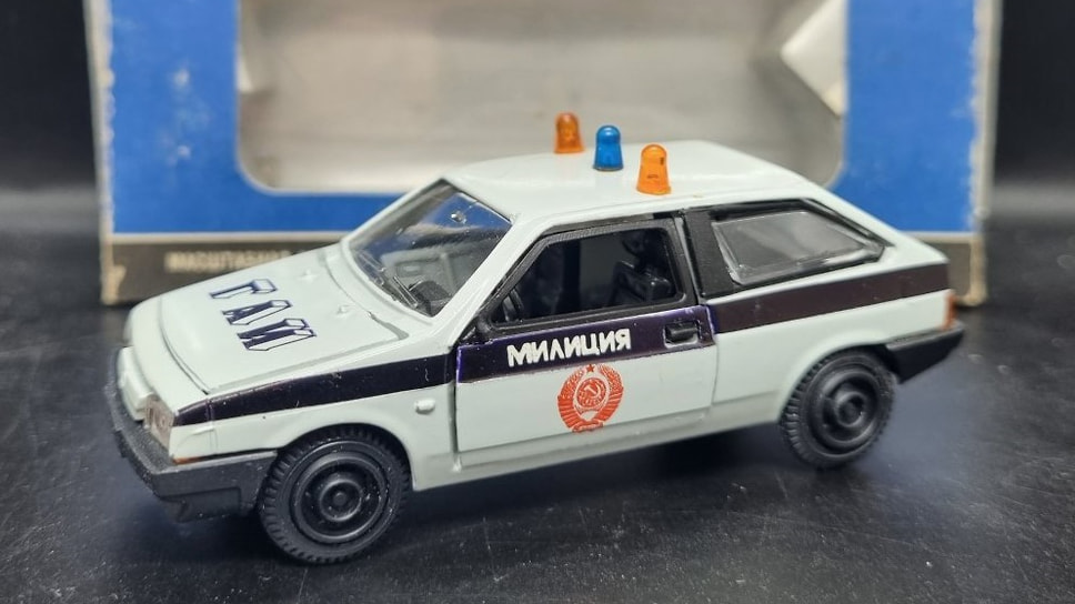 Еще одна милицейская машина — ВАЗ-2108 с советскими гербами на дверцах, выпущенная в феврале 1991 года, когда СССР оставались считанные месяцы. Продана на торгах 17 ноября 2024 года за 25 622 рубля