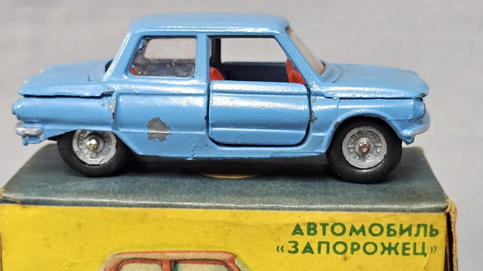 Такие неказистые модели ЗАЗ-968 выпускал московский завод игрушек «Прогресс», но зато они стоили недорого — всего 1 рубль 30 копеек. Сегодня «игрушки» подорожали и этот экземпляр, несмотря на свой далеко не идеальный вид, был продан с торгов 5 февраля 2025 года за 6689 рублей