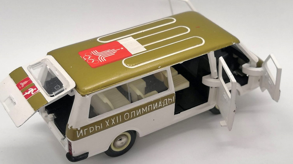 Олимпийский РАФ-2907, изготовленный в августе 1980 года, купили за 265 000 рублей, хотя продавец хотел даже 318 000 — это был фиксированная цена, за которую модель можно было купить без торгов. Во времена СССР такая модель тоже была дорогой — 8 рублей 50 копеек, впрочем, с нынешними не сравнить