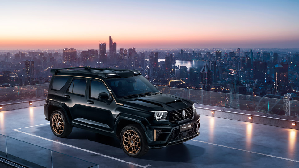 Tank 700 PHEV — пример тяжелого внедорожного гибрида, где есть и мощный ДВС (значительно мощнее электроприводов), и полный привод для оффро-уда, и довольно емкая тяговая батарея