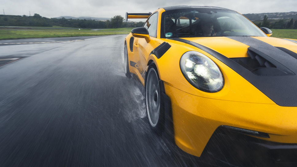 Купе марки Porsche на испытательном полигоне компании Michelin