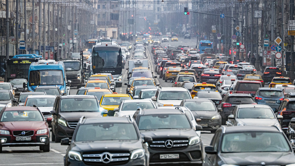 Автомобильный поток на Тверской улице Москвы 