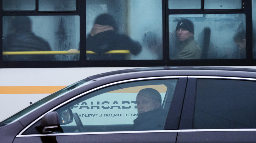 Водитель легкого автомобиля и пассажиры городского общественного транспорта Сергиева Посада