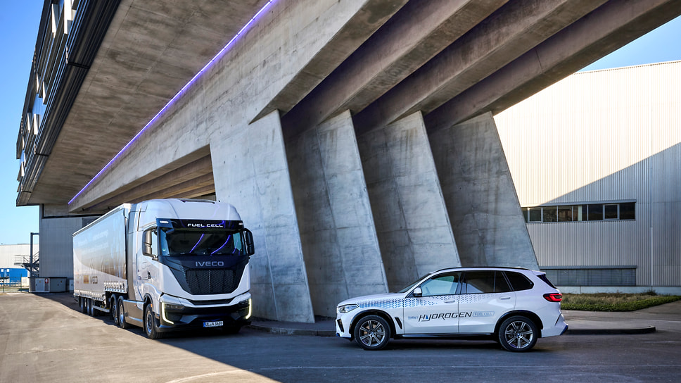 BMW Group приобрела два грузовика, работающих на топливных водородных элементах, запустив пилотную программу в рамках европейского проекта H2Haul, направленного на продвижение водородной мобильности в грузовых перевозках 