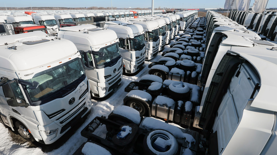 Седельные тягач Shacman X6000 на площадке компании Sinoway Group в Екатеринбурге
