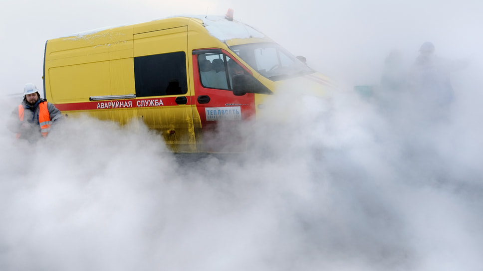 Автомобиль аварийной службы на месте прорыва трубы с горячей водой у станции метро «Приморская» в Санкт-Петербурге