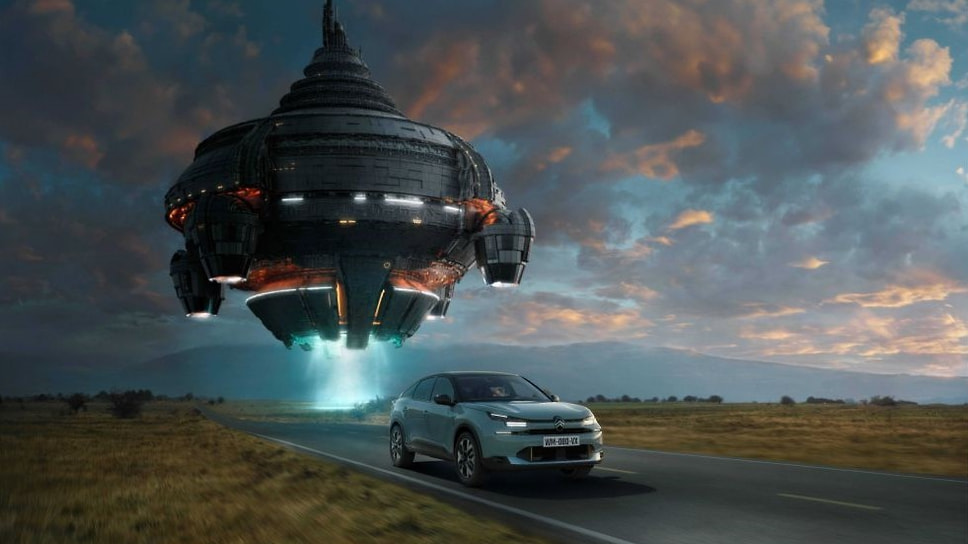 Кадр из рекламного ролика электромобиля Citroen e-C4