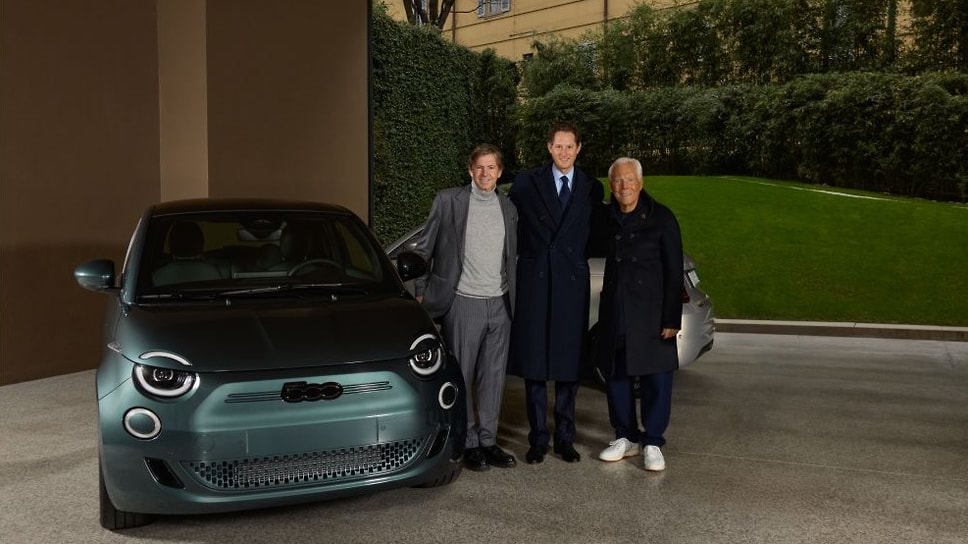 Накануне открытия Миланской недели моды рядом с Fiat 500e Giorgio Armani Collector&#39;s Edition позируют (слева направо) Джон Элканн, глава концерна Stellantis, Оливье Франсуа, генеральный директор Fiat, Джорджио Армани, модельер