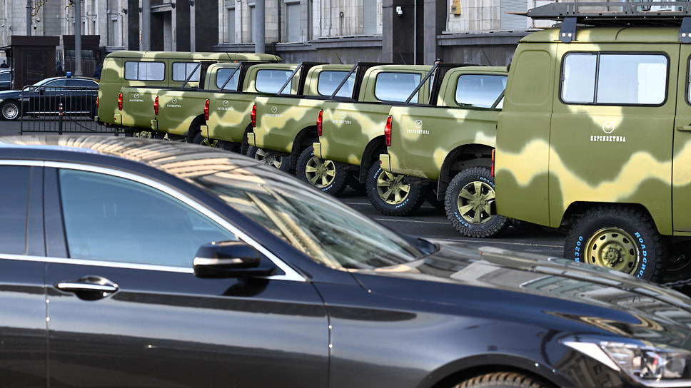Автомобили в камуфляже у здания Государственной думы РФ