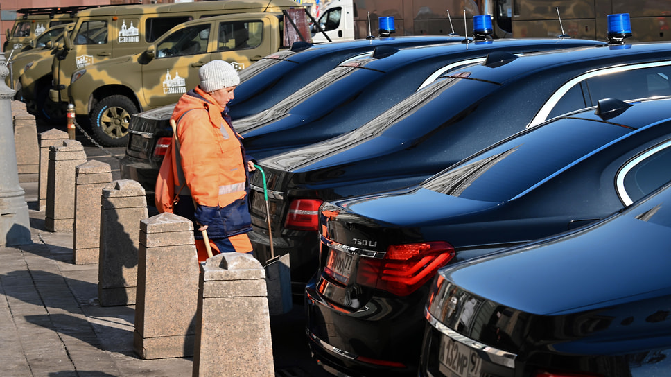 Автомобили с мигалками у здания Государственной думы России