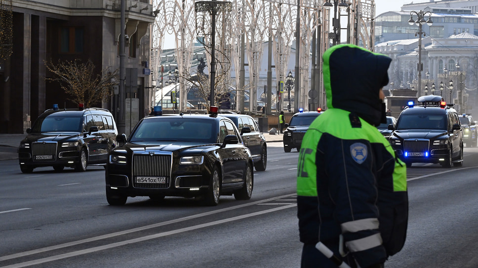Кортеж автомобилей со спецсигналами в Москве 