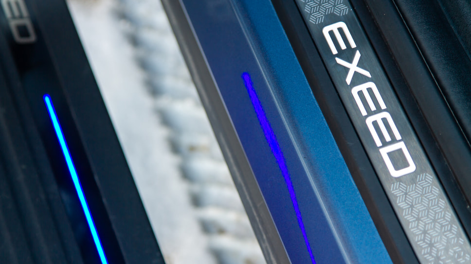 Подсвечиваются не только подножки, но и надписи «Exeed» на порогах