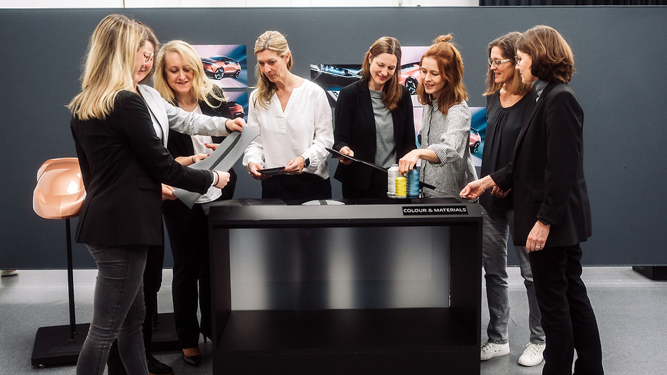 Сотрудницы департамента цвета и материалов марки Opel