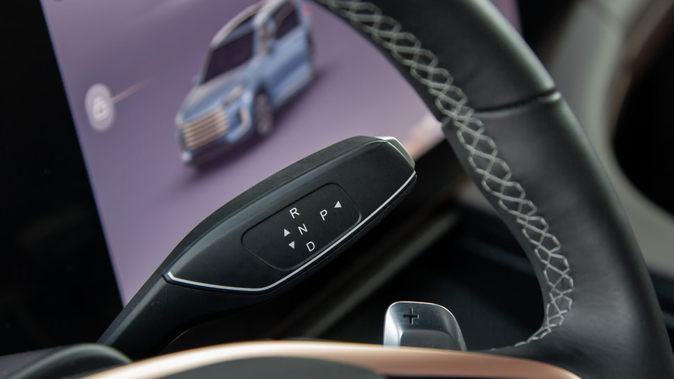Услужливая коробка-автомат Aisin целиком соответствует формату премиум-класса. Оперировать подрулевыми лопатками необязательно