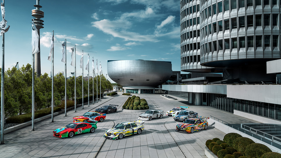 Коллекция арт-каров BMW перед штаб-квартирой BMW