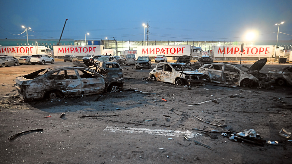 Автомобили на парковке, пострадавшие в результате атаки беспилотного летательного аппарата в Домодедово