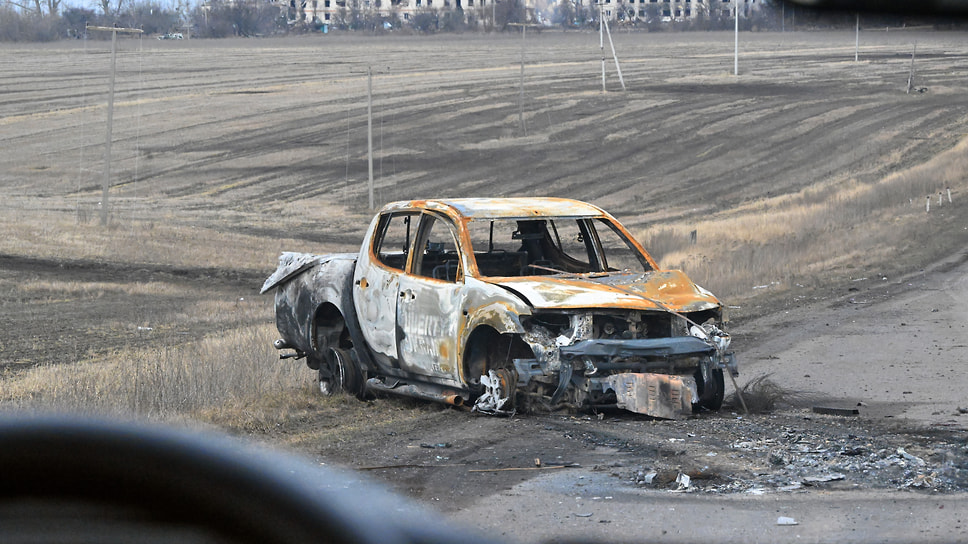 Разбитый и сгоревший автомобиль на дороге в Суджанском районе Курской области