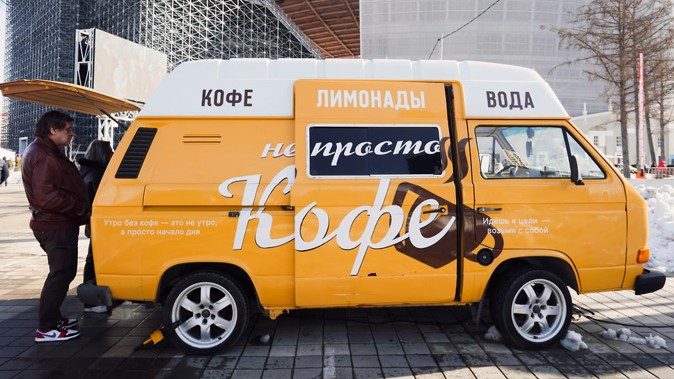Мобильная кофейня на улице Екатеринбурга
