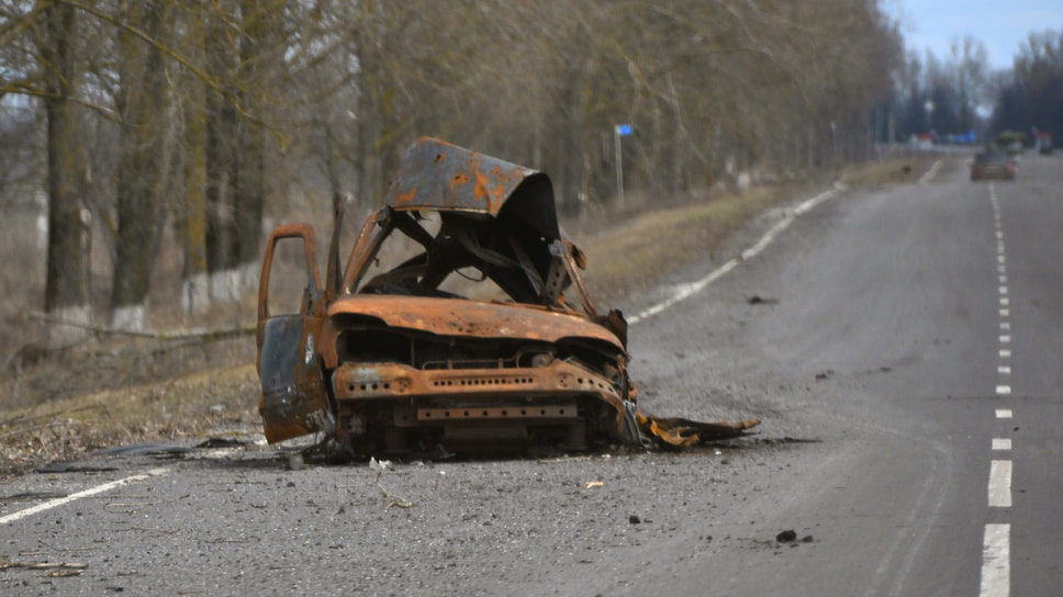 Сгоревший легковой автомобиль на дороге в городе Суджа