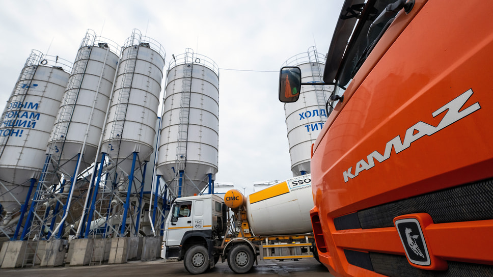 Автомобиль Kamaz во время церемонии заливки первого бетона на строящемся энергоблоке № 4 Ленинградской АЭС-2