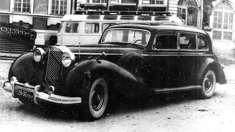 Пульман-лимузин Mercedes-Benz 770K из Ленинграда, сфотографированный на фоне Екатерининского дворца в Царском Селе