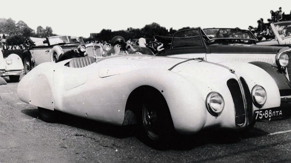 Гоночный родстер BMW 328 Mille Miglia на параде старинных автомобилей в Риге, когда его владельцем уже был Гвидо Адамсон