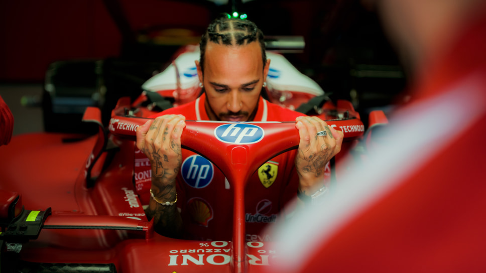 Льюис Хэмилтон погружается в кокпит Ferrari