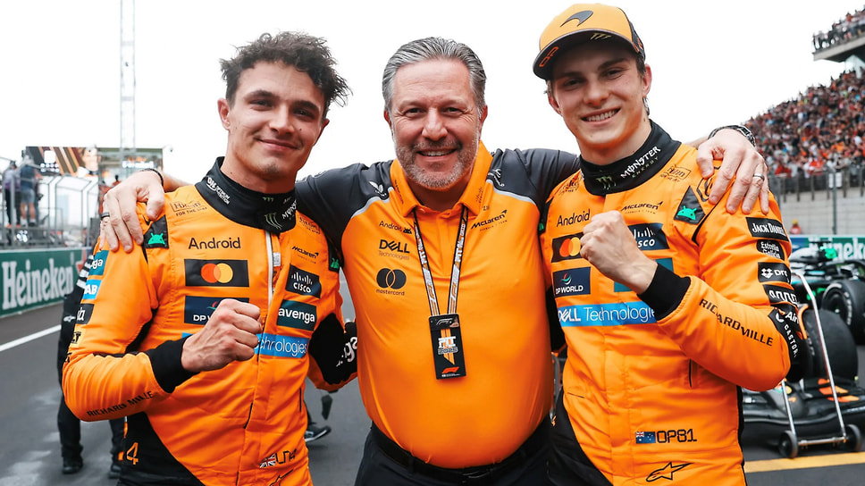 Владелец McLaren Racing Зак Браун (в центре) обнимает триумфаторов этапа – Оскара Пиастри (справа) и Ландо Норриса