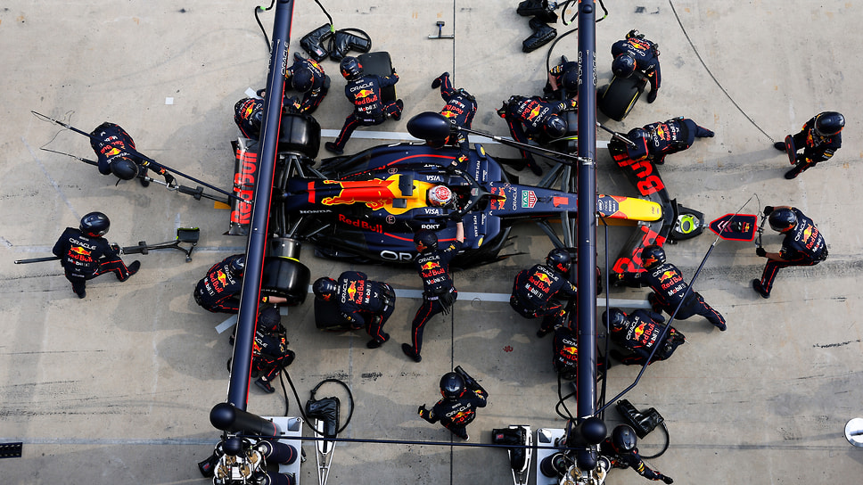 Болид Red Bull на пит-стопе