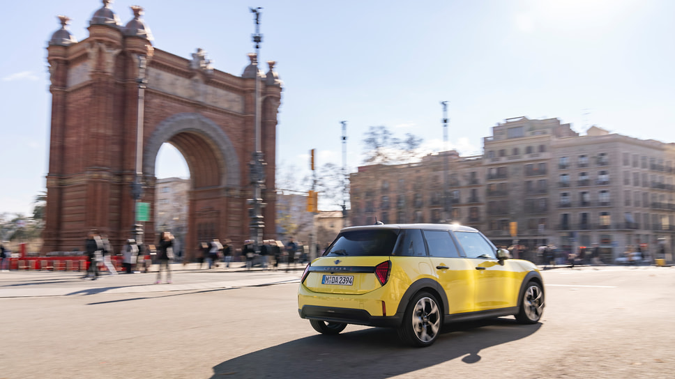 Пятидверный MINI Cooper S на фоне Триумфальной арки в Барселоне