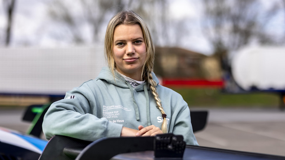 Эмели де Хеус — пилотесса команды Porsche Sixt Carrera Cup Deutschland на трассе в Имоле
