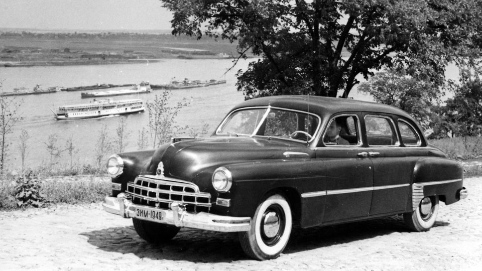 ЗИМ создавался в рекордно сжатые сроки. 17 мая 1948 года вышло постановление Совета министров о новой модели, 6 ноября построили первый ходовой прототип, 4 июня 1949 года первые образцы осматривал Сталин в Кремле, а 1 октября 1950 года началось серийное производство