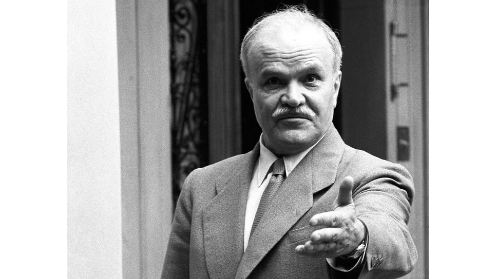 	Аббервиатура ЗИМ расшифровывается как Завод имени Молотова. Это вторая часть полного названия ГАЗа — Горьковский автомобильный завод имени Молотова, использованная ради того, чтобы ЗИМ не ассоциировался напрямую с «Победами» и грузовиками. Имя главы советского правительства Молотова завод получил в 1932 году, а лишился в 1957-м, когда Вячеслава Михайловича сняли со всех постов за участие в «антипартийной группе»