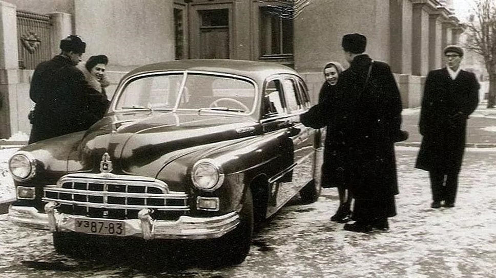 Автомобиль ЗИМ в своей стихии — у подъезда горкома и обкома Киевского областного комитета Коммунистической партии Украины на улице Жертв Революции в Киеве